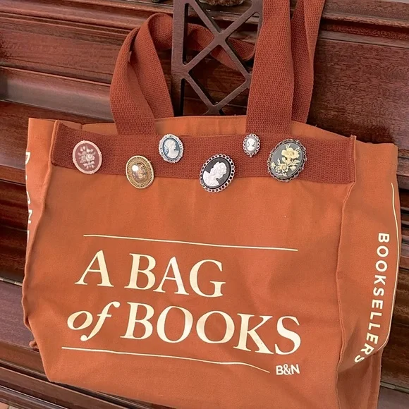 Vintage Cameo Brooch/Pin Unsigned Intricate Ornate Frame MCM 1950's - Picture 12 of 12